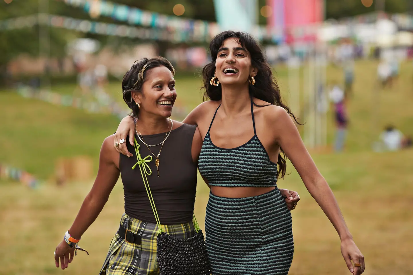 Zwei Freundinnen bei einem Festival