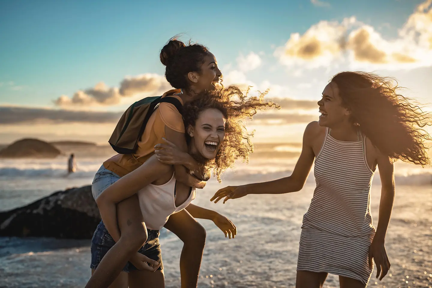 Drei Freundinnen verbringen einen Urlaub am Meer 