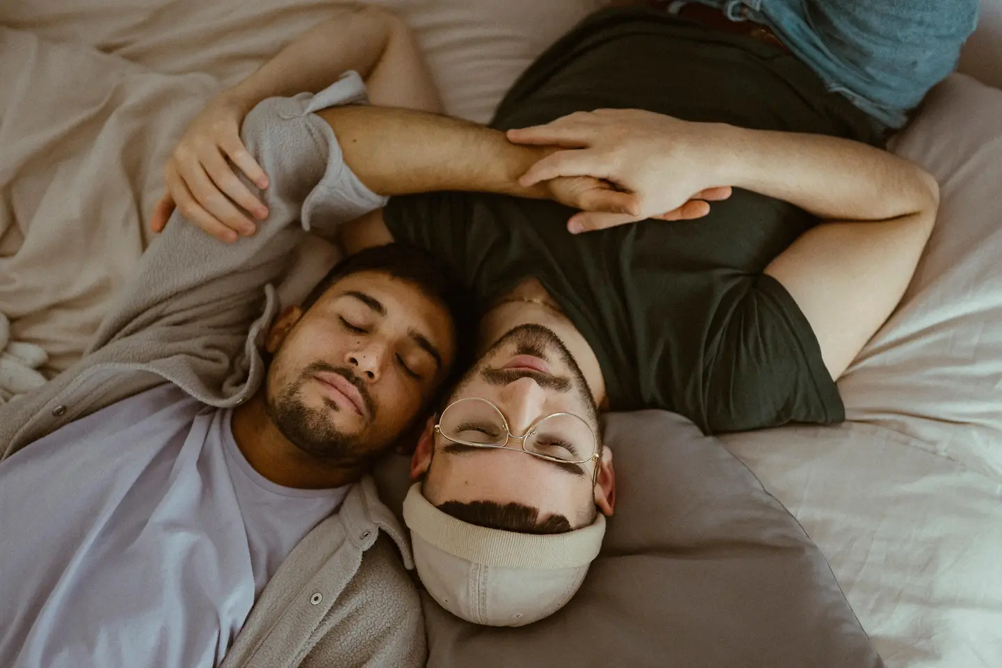 Asexualität: Zwei junge Männer schlafen