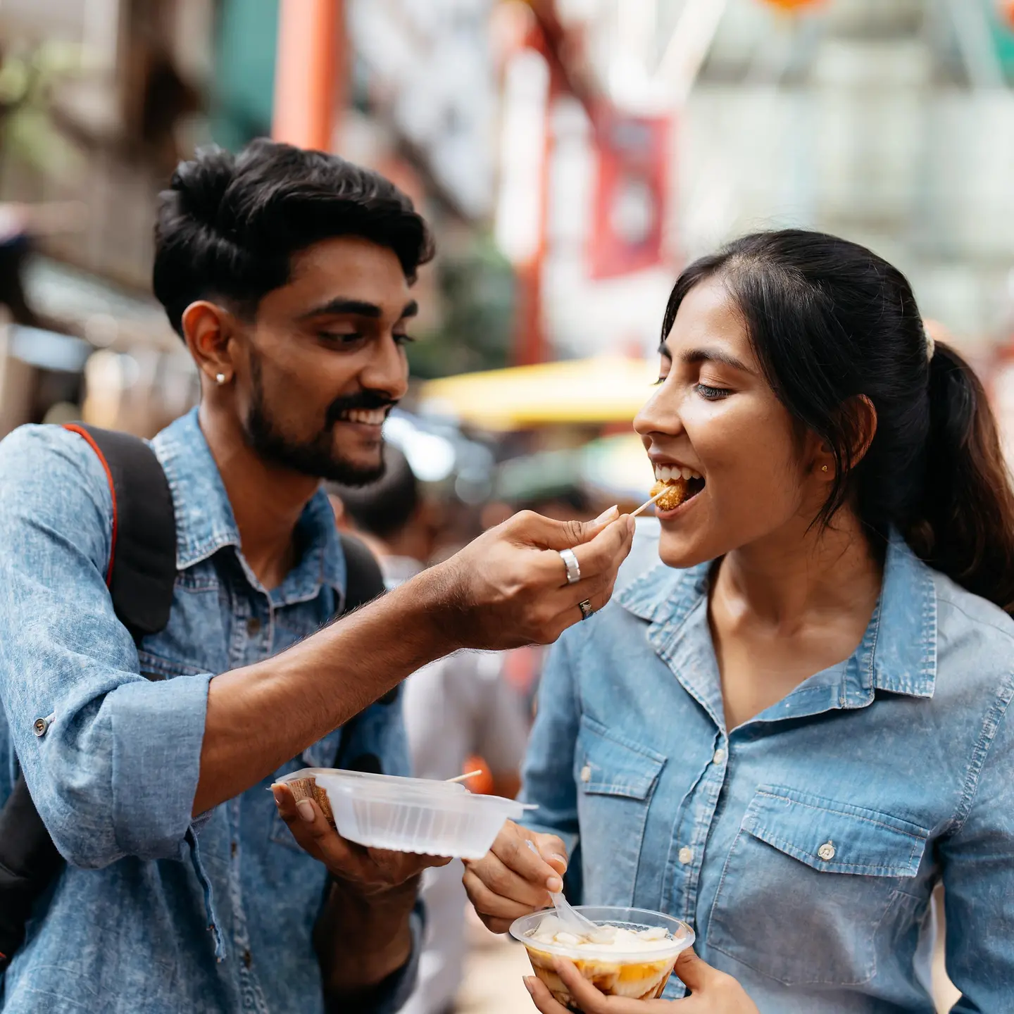 BPA in Plastik: Ein Paar teilt und isst Streetfood aus Plastikgeschirr