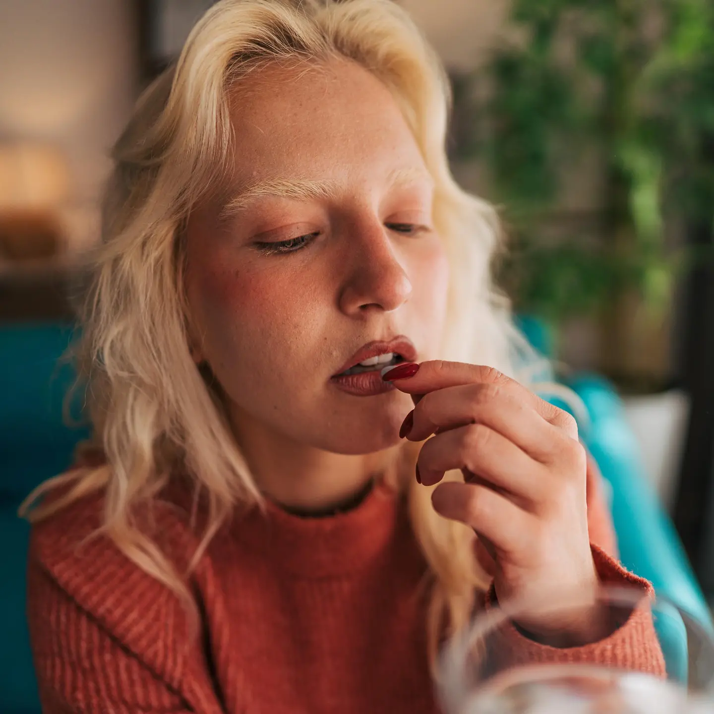 Ashwagandha: Eine Frau nimmt ein Supplement ein