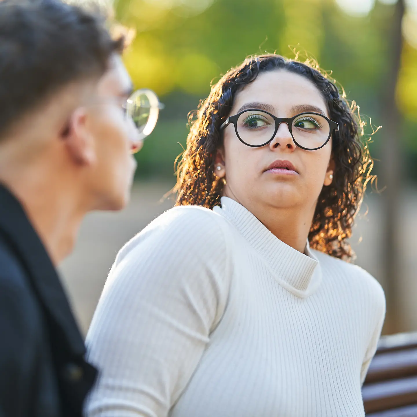 Ick: Eine junge Frau ist von einem jungen Mann irritiert