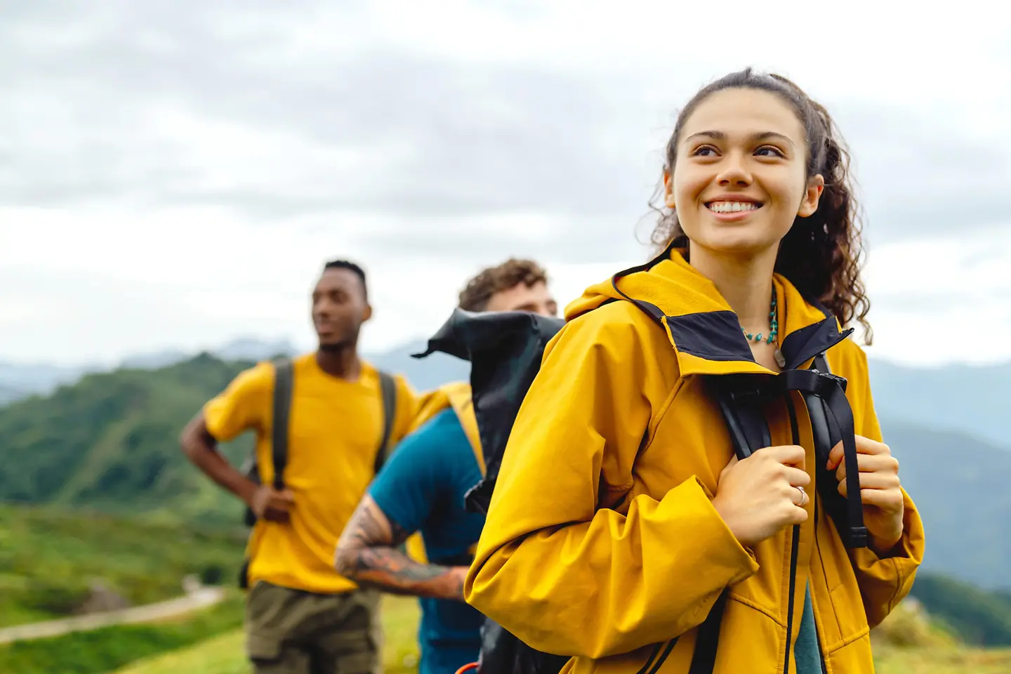 Wandergruppe in Outdoorkleidung