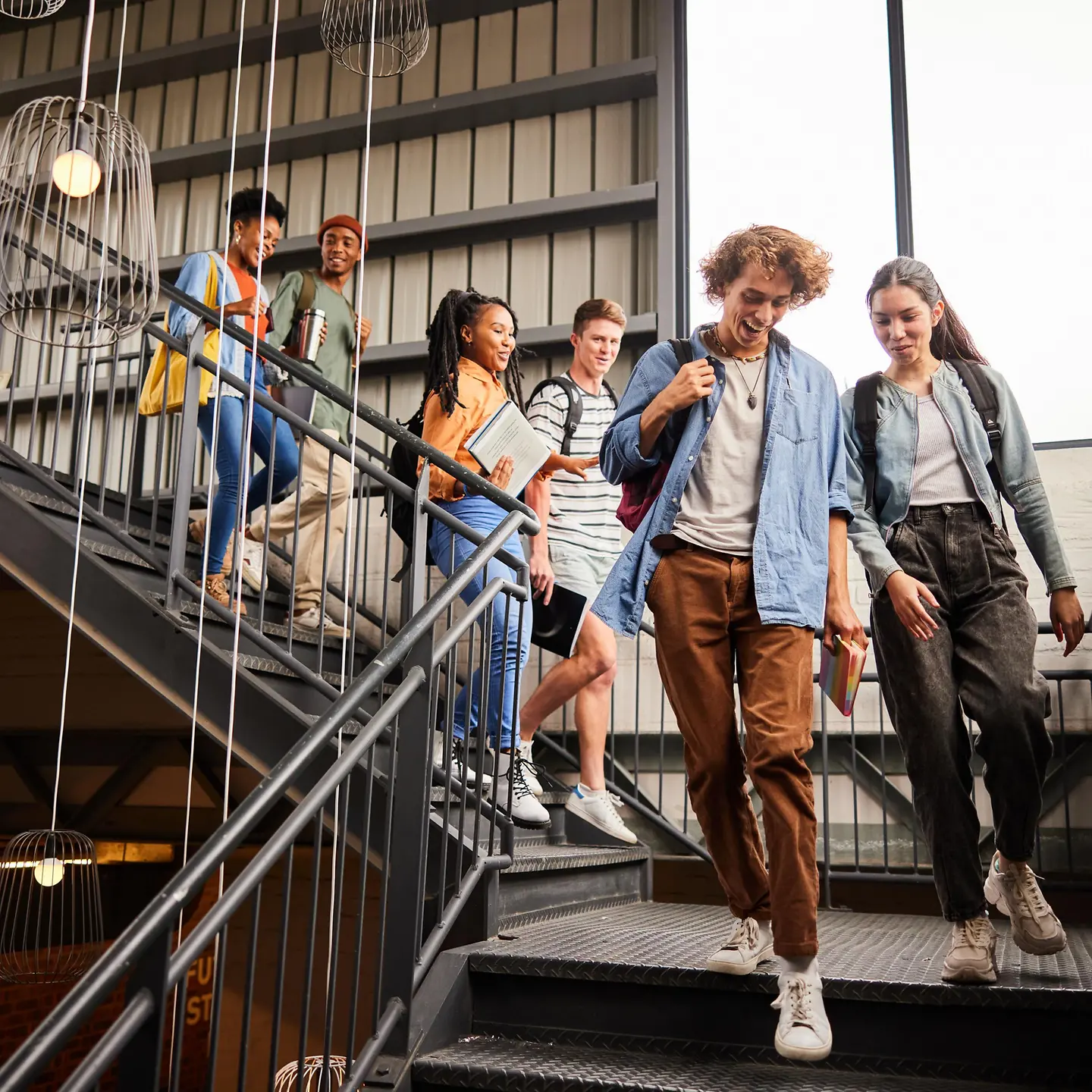 Work-Life-Balance: Eine Gruppe von Young Professionals verlässt zum Feierabend ein Gebäude