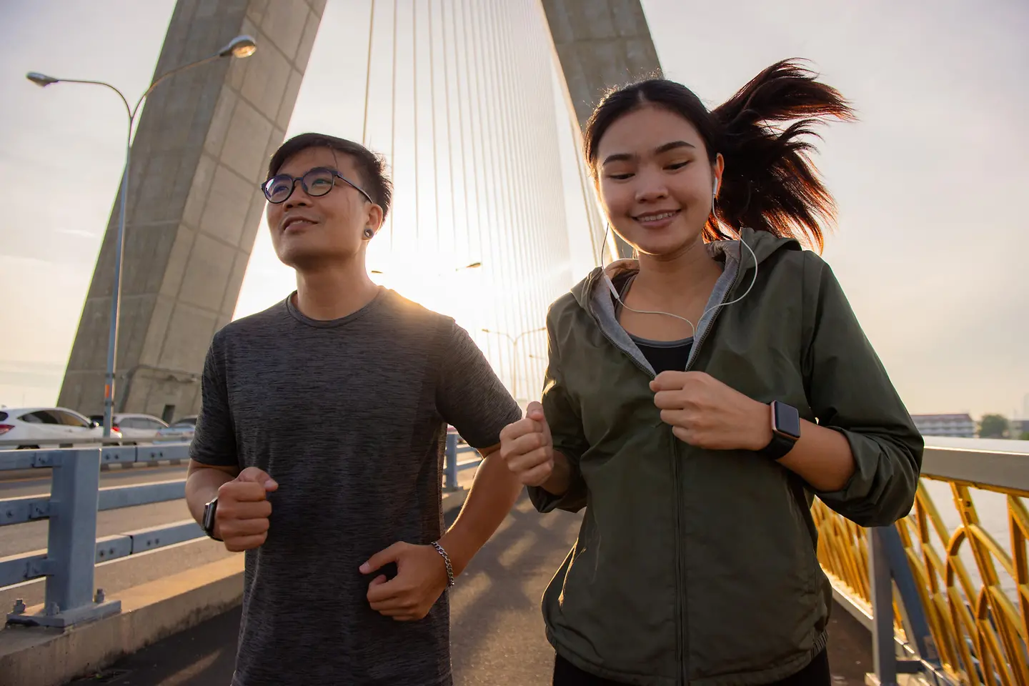 Work-Life-Balance: Zwei junge Menschen genießen ihre Freizeit beim Joggen
